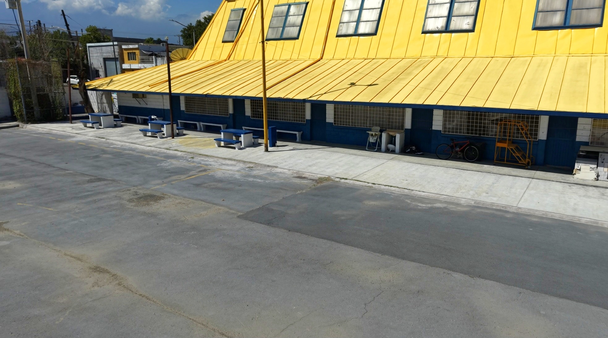 Patio exterior junto al edificio amarillo del centro