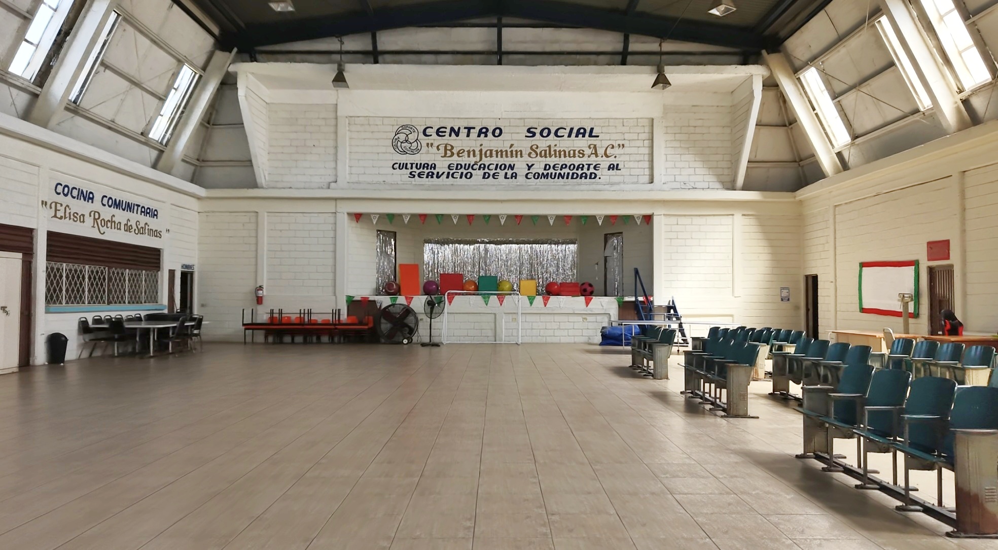 Salón principal del Centro Social Benjamín Salinas con escenario y sillas